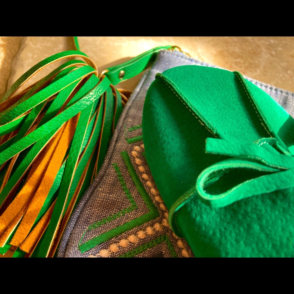 🍀Green Flats paired with matching Clutch…